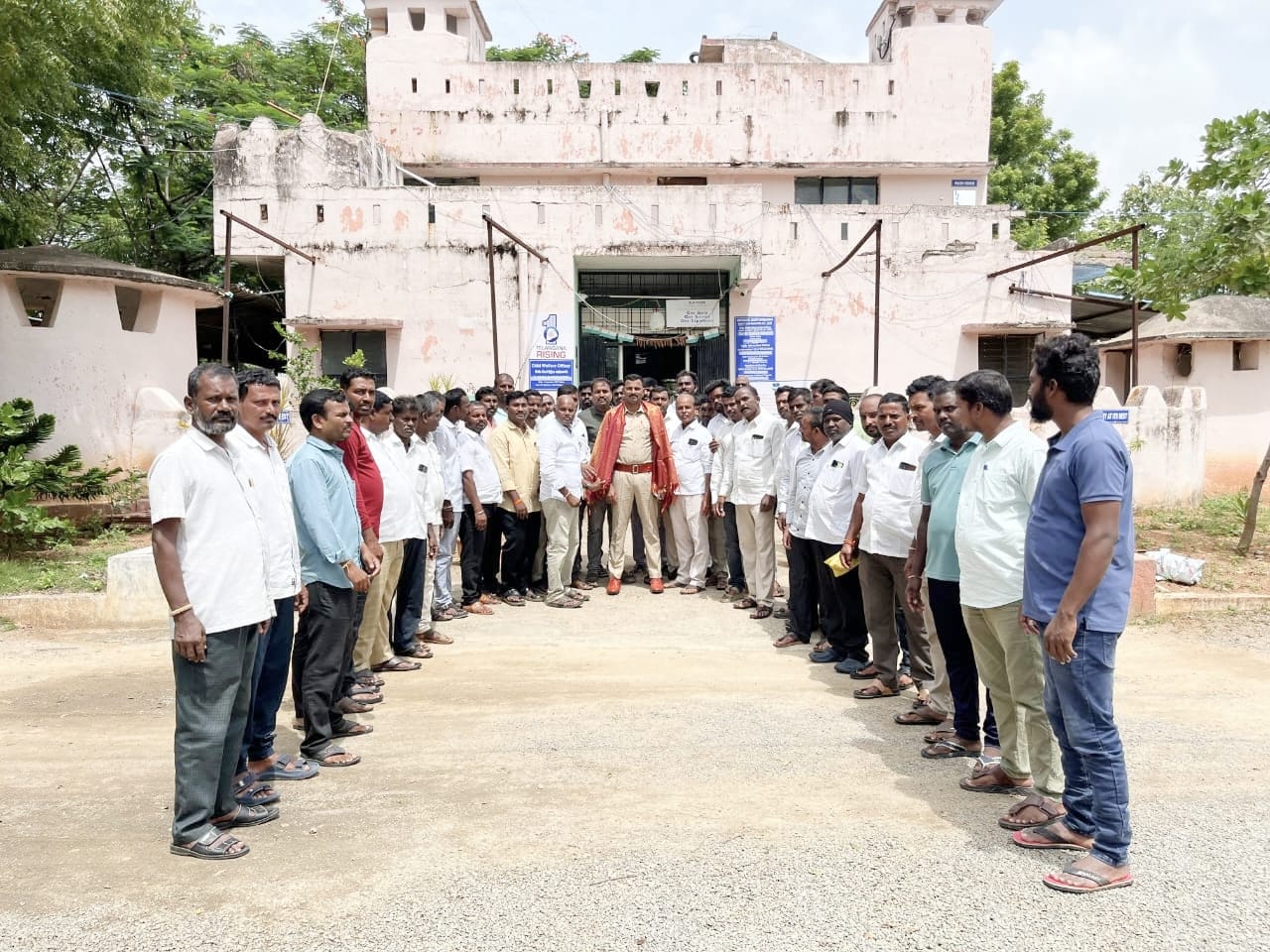 నూతనగా బాధ్యతలు స్వీకరించిన దౌల్తాబాద్ ఎస్సై కి శుభాకాంక్షలు తెలియజేసిన బిజెపి నాయకులు