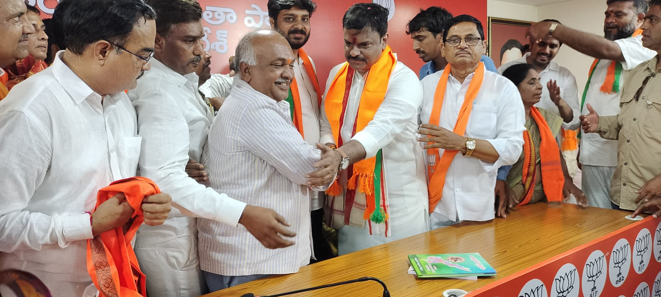 ఏపీ స్టేట్ భారతీయ జనతా పార్టీ నూతన అధ్యక్షుని మర్యాదపూర్వంగా కలిసిన కోనసీమ బిజెపి నాయకులు