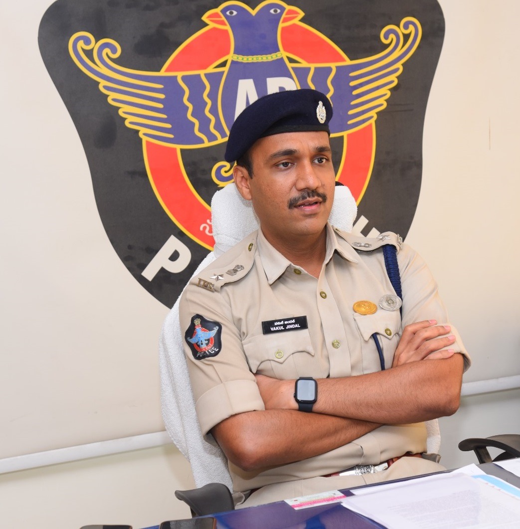 విజయనగరం టూ టౌన్ ఎస్.ఐ మురళిపై చర్యలు-ఛార్జ్ మెమో జారీ చేసిన ఎస్పీ వకుల్ జిందాల్