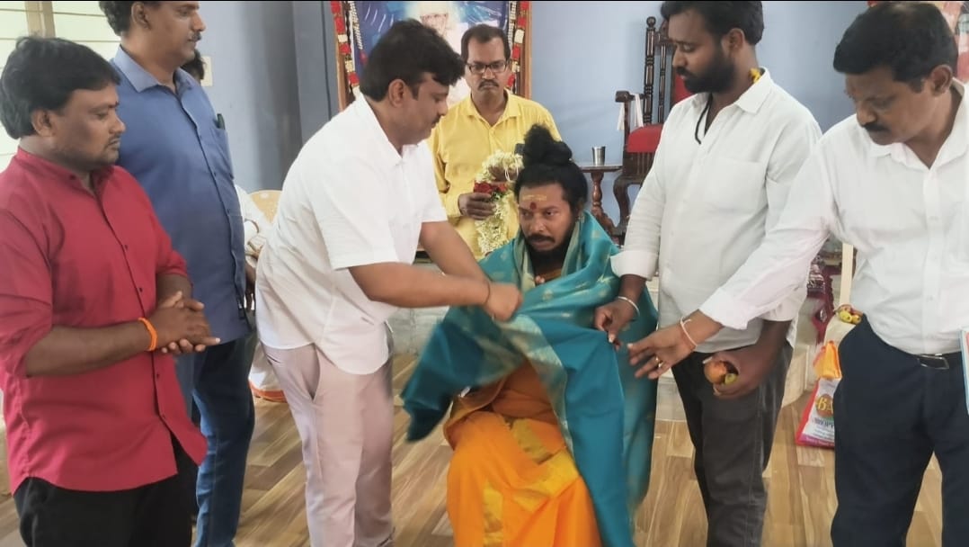 గురు పూర్ణిమ రోజు గురువులకు సన్మానం