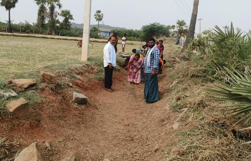 ఉపాధి హామీ పథకాన్ని వ్యవసాయ పనులకు విస్తరించాలి.