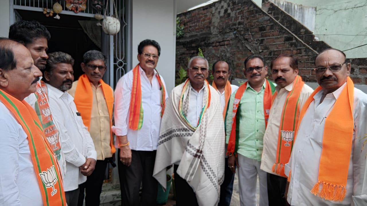 గురు పౌర్ణమి సందర్భంగా గురువులను సత్కరించిన చిలకలూరిపేట బిజెపి నాయకులు