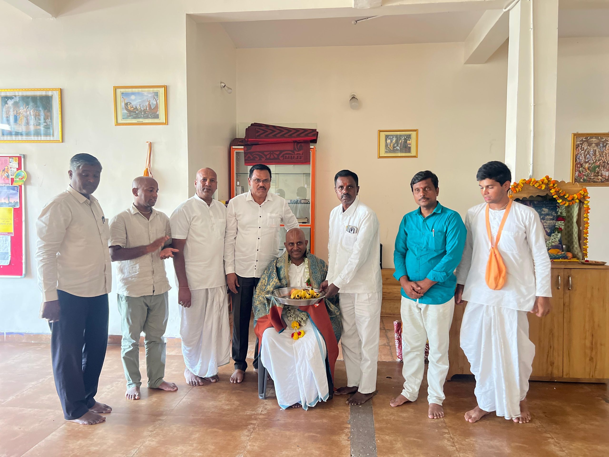 సమాజాన్ని మంచి మార్గంలో నడిపించే వారే నిజమైన గురువులు..!