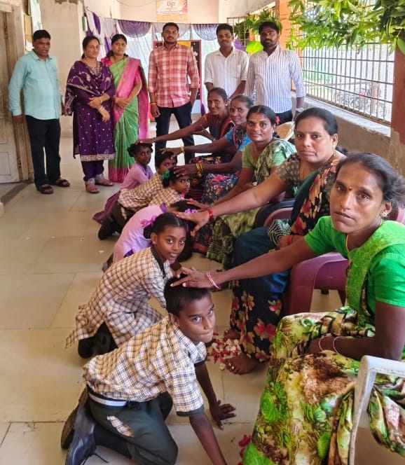విద్యార్థులు తల్లుల పాదాలకు పుష్పార్చన