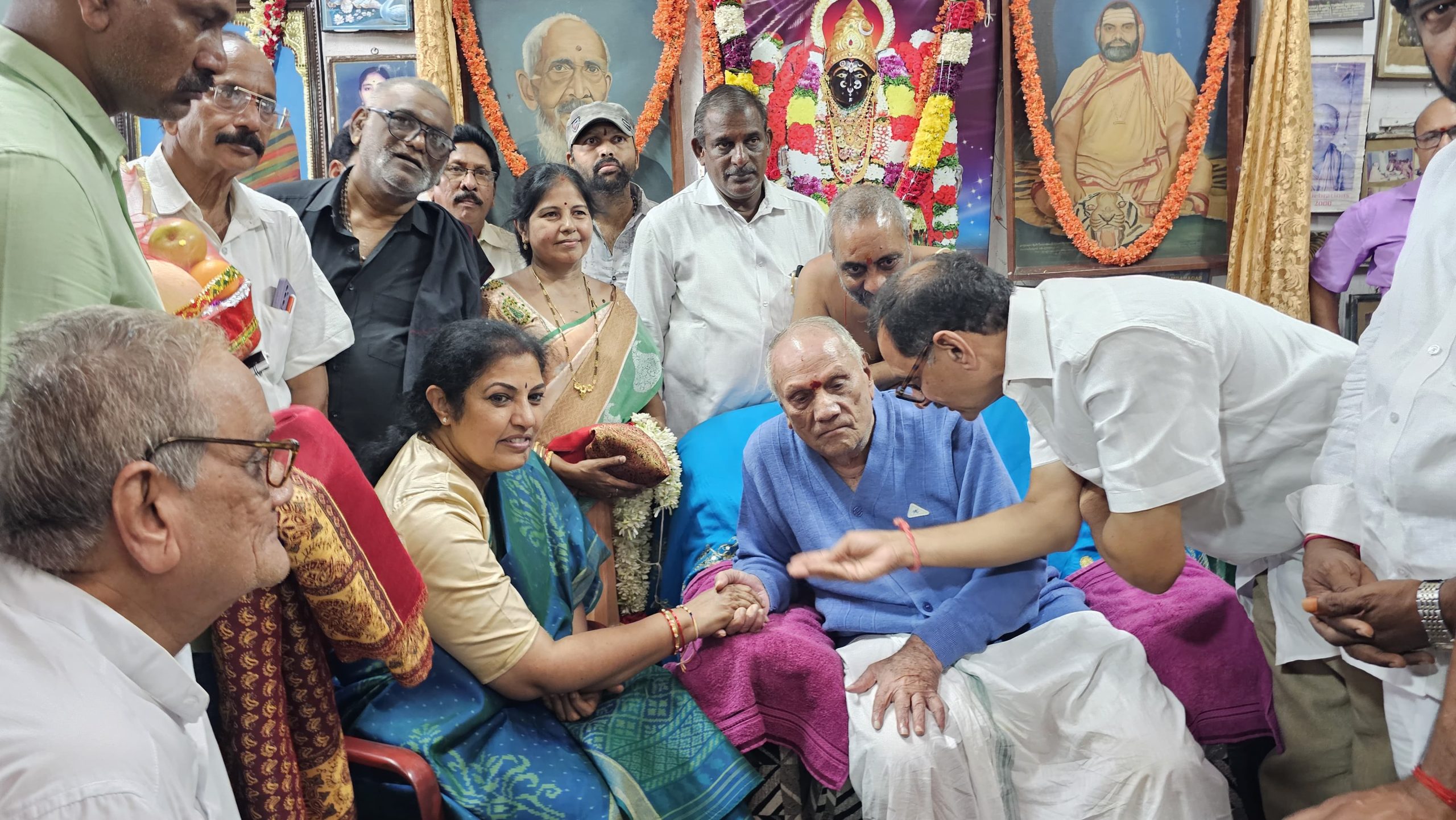 గురుపూజోత్సవం పురస్కరించుకుని వెదురుపాక గాడ్ వారి యొక్క, ఆశీస్సులు పొందిన దగ్గుబాటి పునందేశ్వరి , వీరన్న చౌదరి