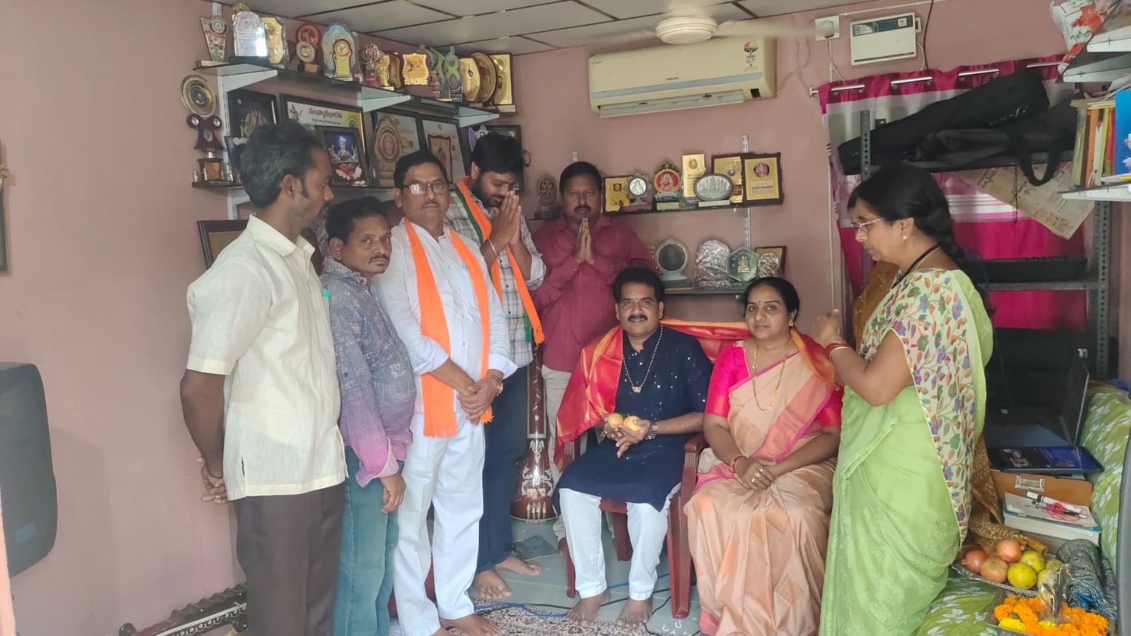 మట్టపర్తి చంద్రశేఖర్ దంపతుల్ని సత్కరించిన బిజెపి నాయకులు ఇళ్ల సత్యనారాయణ