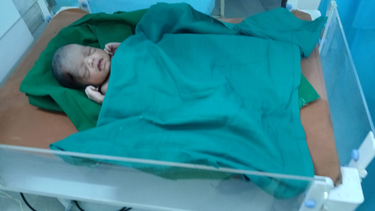 దేవాడ బ్రిడ్జి వద్ద అప్పుడే పుట్టిన ఆడపిల్లల లభ్యం …శిశువును కాపాడిన పోలీసులు . ..