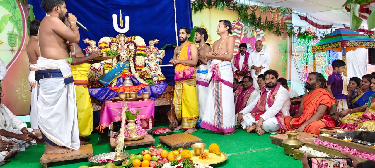 సౌమ్యనాథ స్వామి కి పట్టు వస్రాలు సమర్పించిన మేడా విజయ శేఖర్ రెడ్డి.