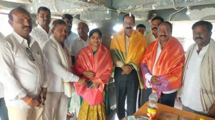 గురు పౌర్ణమి సందర్భంగా పలు అధికారులకు సన్మానం చేసిన దేవాలయం చైర్మన్ బిక్షపతి