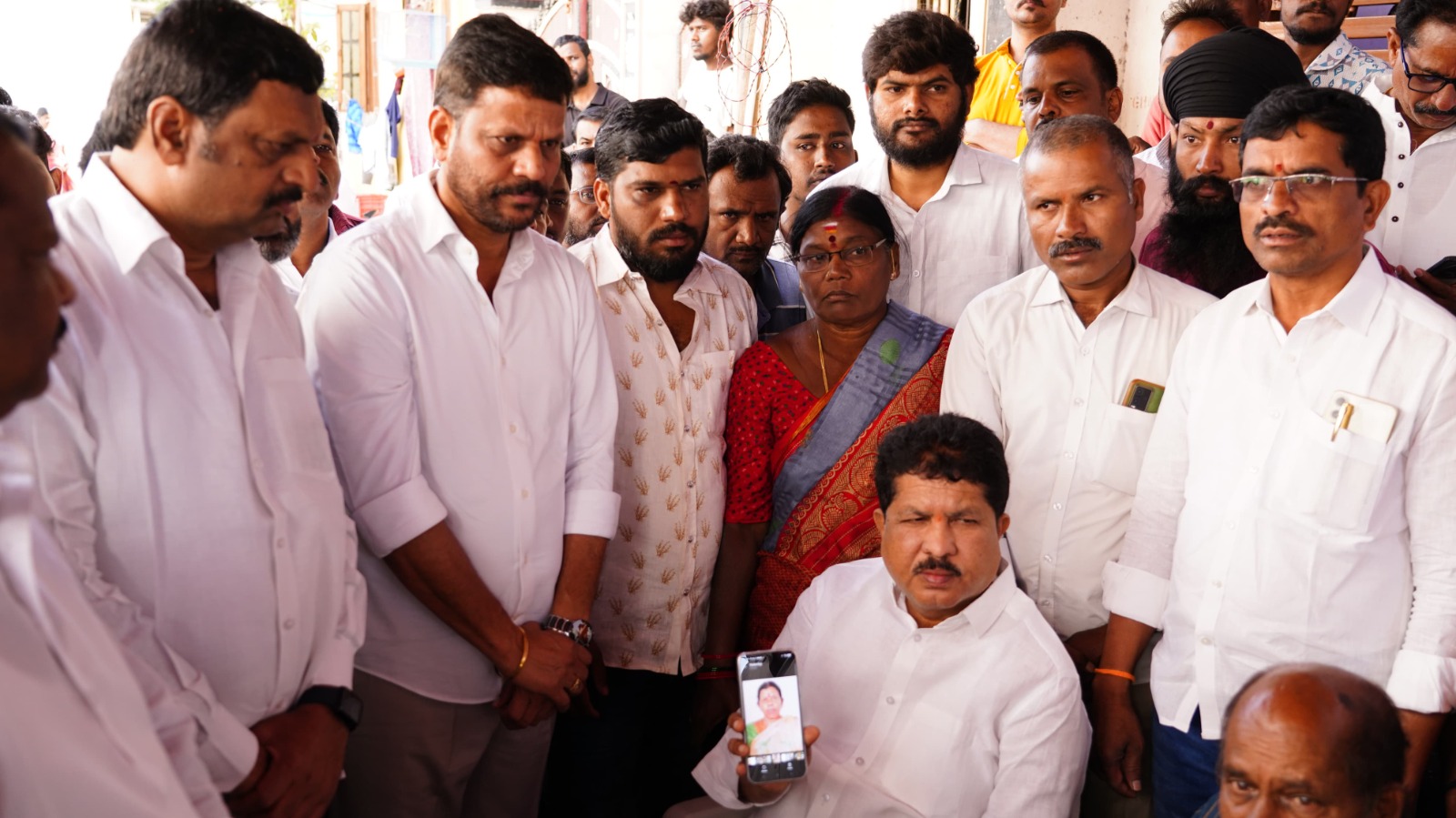 కల్తీ కల్లు తాగి చనిపోయిన వారి కుటుంబాలను పరామర్శించిన ఎమ్మెల్యే మాధవరం కృష్ణారావు