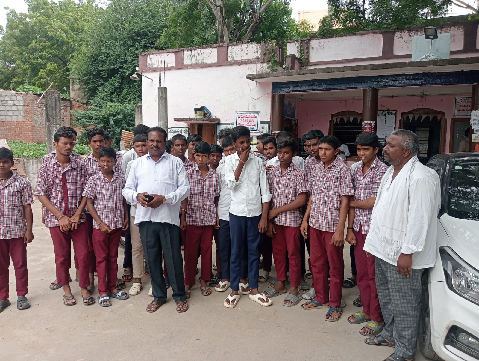 చికెన్ మటన్ షాపులను తొలగించాలని విద్యార్థుల ధర్నా…