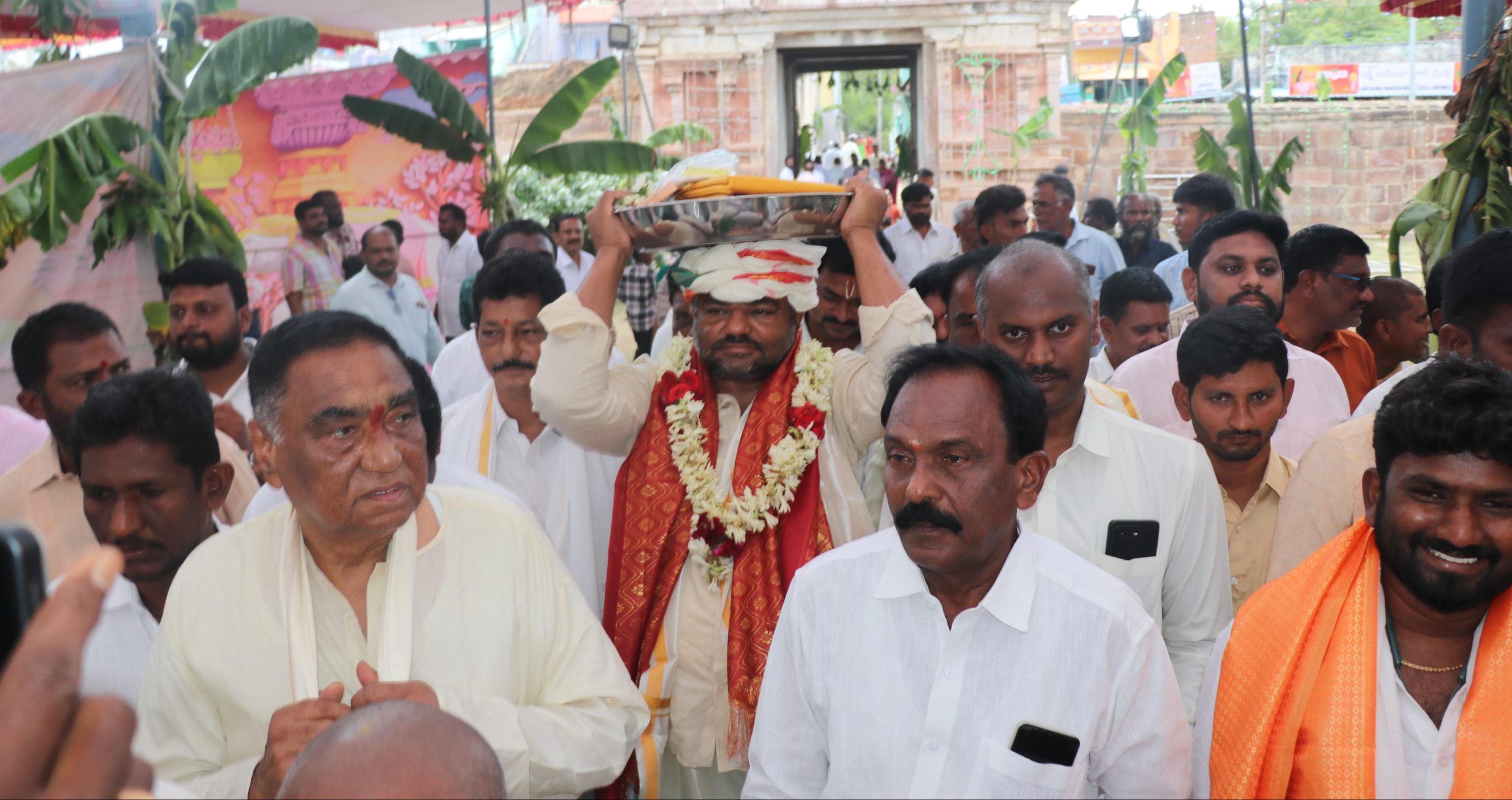 శ్రీ సౌమ్యనాథ స్వామికి పట్టు వస్త్రాలు సమర్పించిన చమర్తి జగన్ మోహన్ రాజు