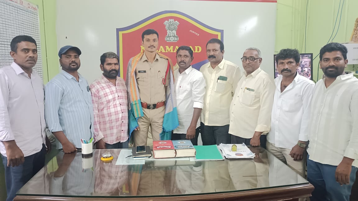ఏర్గట్ల నూతన ఎస్సైని అంబేద్కర్ యువజన సంఘాలు ఘనంగా సన్మానం