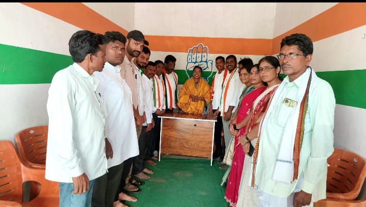 జైనూర్ మండల కాంగ్రెస్ పార్టీ కార్యాలయాన్ని సందర్శించిన టీపీసీసీ ఉపాధ్యక్షురాలు ఆత్రం సుగుణక్కకుశాలువాలతో సన్మానించిన పార్టీ నాయకులు
