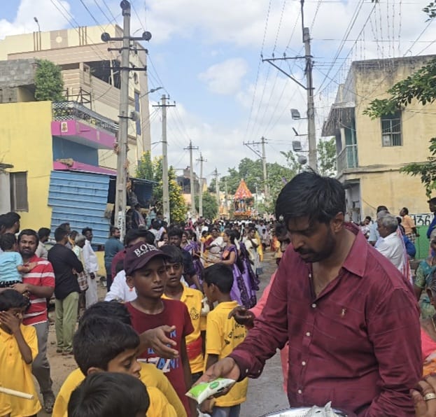 కొట్టే నరసింహులు జ్ఞాపకార్థం మజ్జిగ,వాటర్ బాటిల్ పంపిణీ