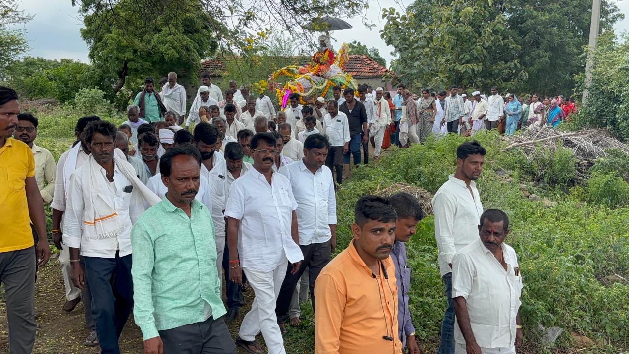 అంతక్రియలో పాల్గొన్న జుక్కల్ మాజీ ఎమ్మెల్యే