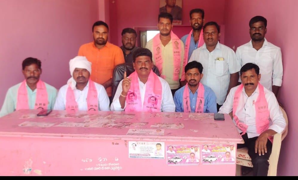 ప్రభుత్వాన్ని ప్రశ్నిస్తే బెదిరింపుల