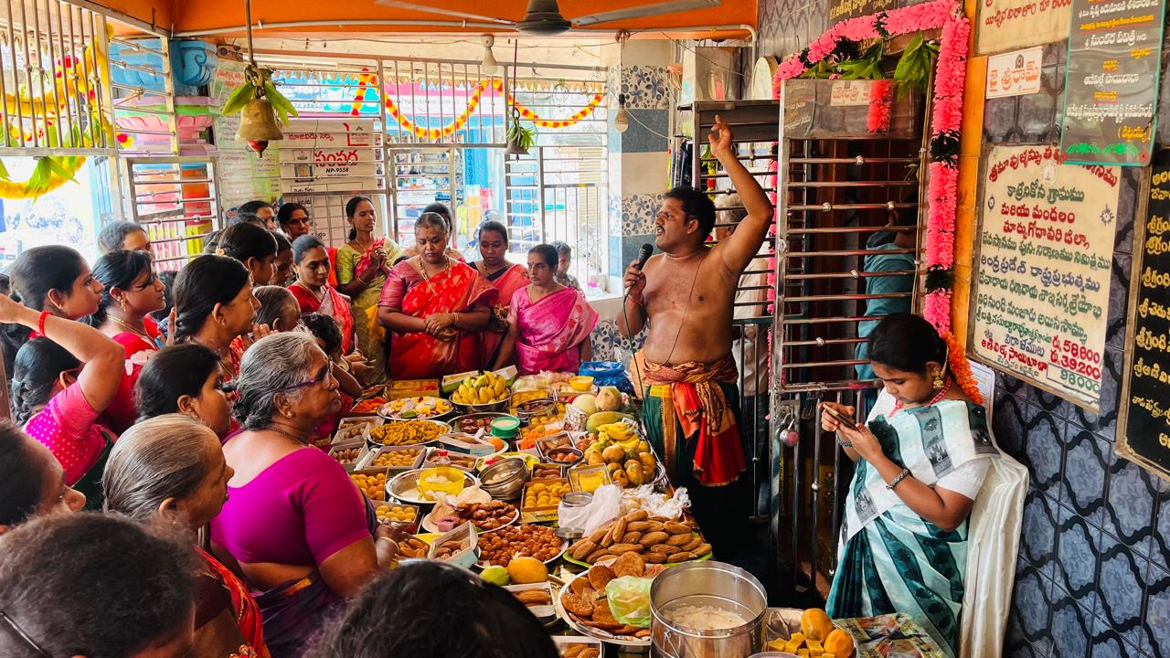 ఆషాడ మాసం సందర్భంగా కాట్రేనికోన గ్రామ దేవత శ్రీ మావుళ్ళమ్మ వారికి ఆషాడం సారే.