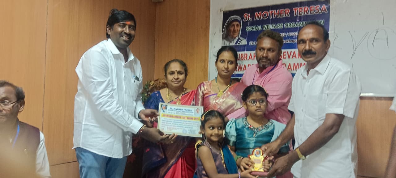 రాజేష్ శర్మ గారికి పురోహిత అర్చక పురస్కారం మరియు కుటుంబానికి మదర్ తెరిసా సోషల్ వర్కర్ అవార్డు