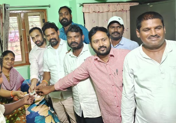 స్నేహితురాలికి ఆర్ధిక సాయం చేసిన పూర్వ విద్యార్థులు