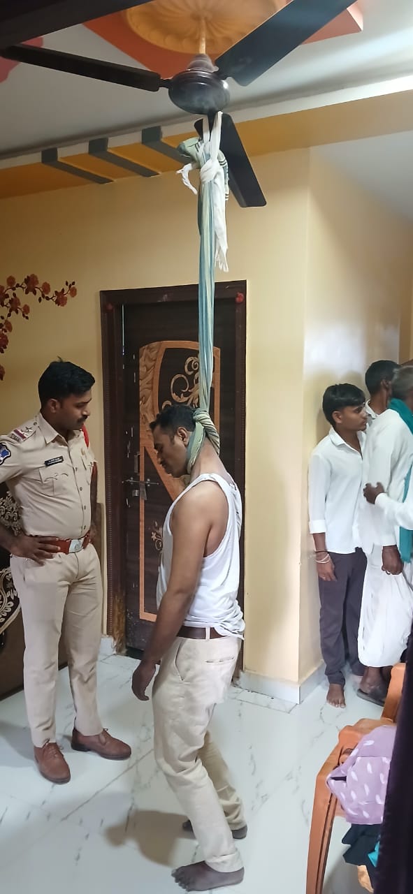 ఇంట్లో సీలింగ్ ఫ్యానుకు ఉరి వేసుకున్న ఆర్ఎంపీ డాక్టర్.