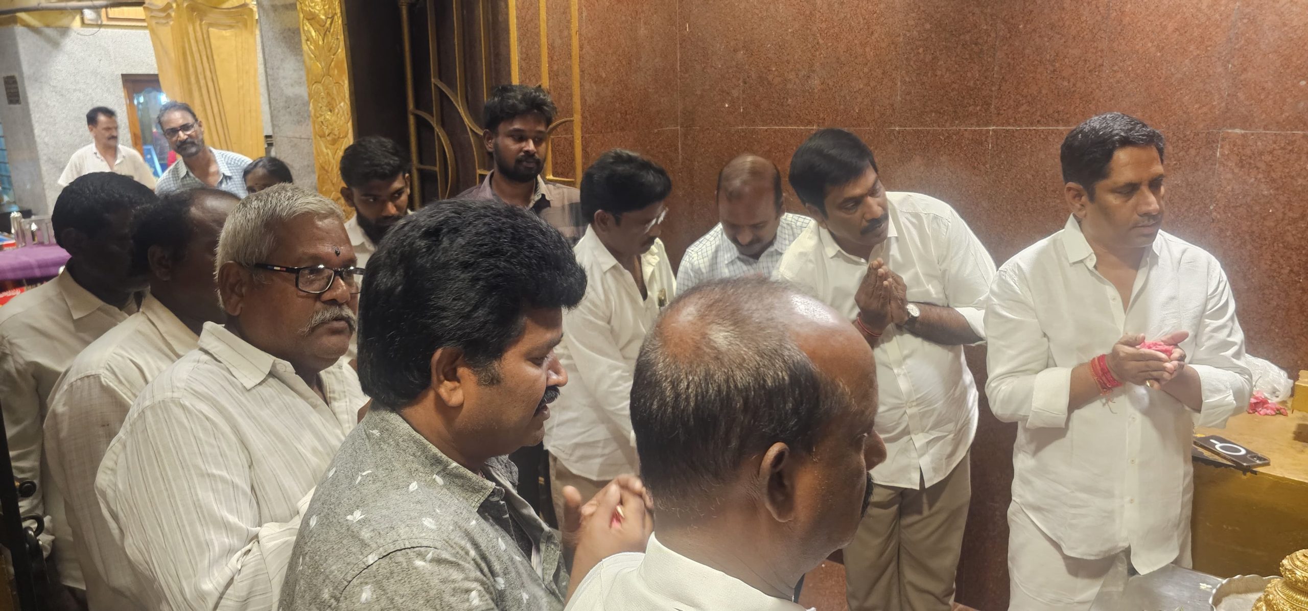 వాడపల్లి వెంకటేశ్వర స్వామి ని దర్శించుకున్న బీజేపీ జాతీయ నాయకులు పురిఘళ్ల రఘురామ్