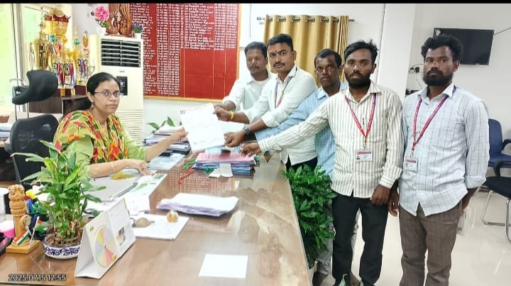 ఉట్నూర్ ఐటిడిఏ పిఓ కుష్బూ గుప్తాను మర్యాదపూర్వకంగా కలిసిన జాతీయ మానవ హక్కుల కమిటీ:జిల్లా చైర్మన్ రాథోడ్ రమేష్ మరియు కమిటీ సభ్యులు.