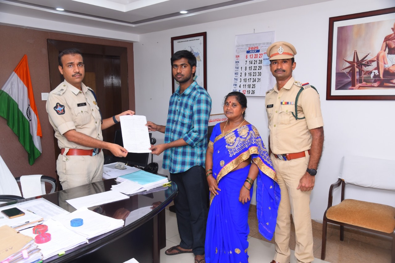 “మృతి చెందిన హోంగార్ట్‌ కుటుంబ సభ్యుడికి నియామక పత్రం”