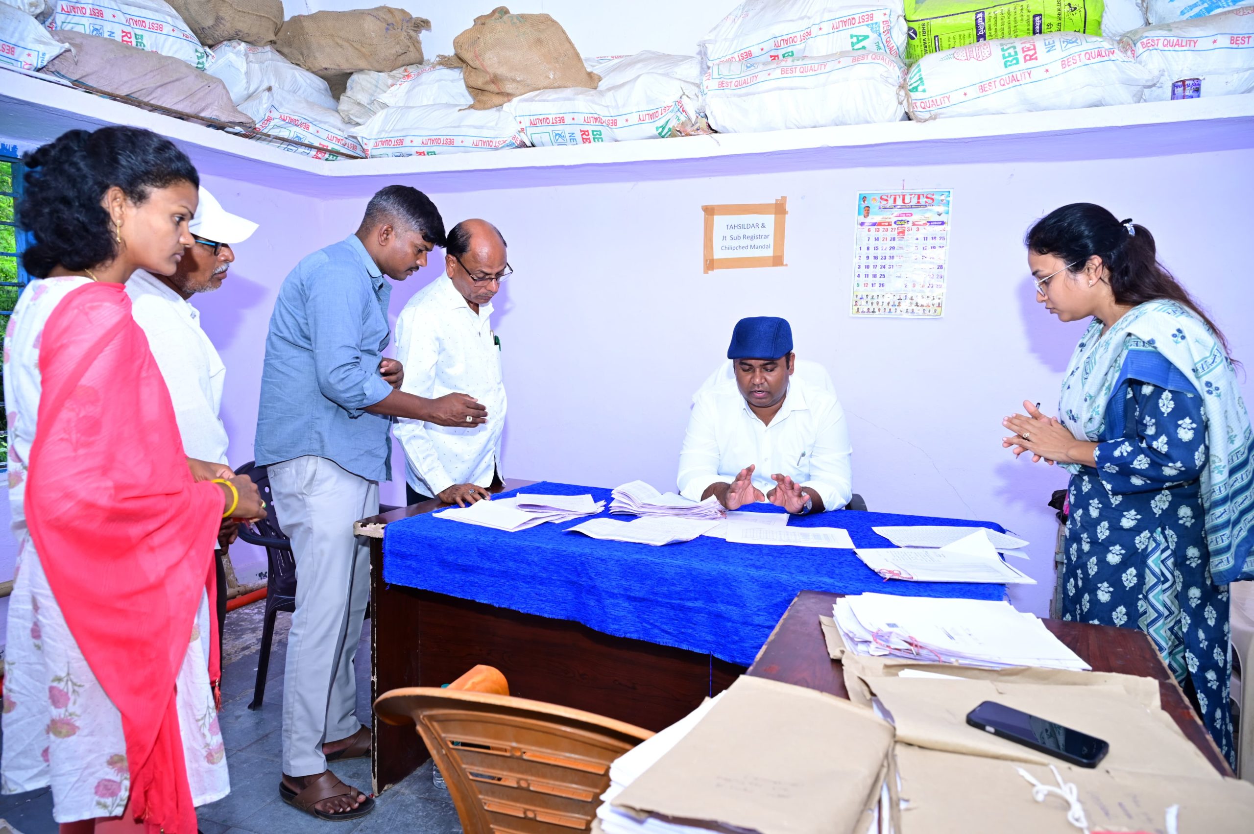 రెవెన్యూ సదస్సులో స్వీకరించినభూభారతిలో దరఖాస్తులు వేగవంతం చేయాలి కలెక్టర్ రాహుల్ రాజ్