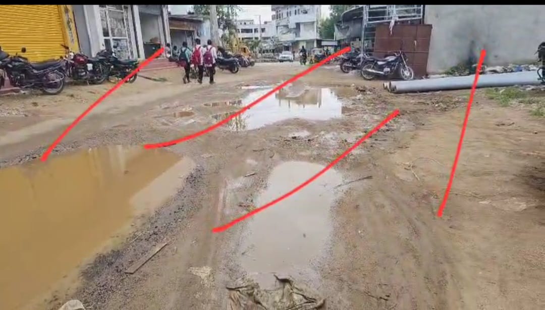 గుంతల మయంగా మారిన బాలాజీ నగర్ రోడ్డు.