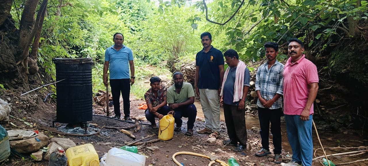 గుడుంబా స్థావరంపై పోలీసుల దాడి – ఇద్దరు అరెస్ట్