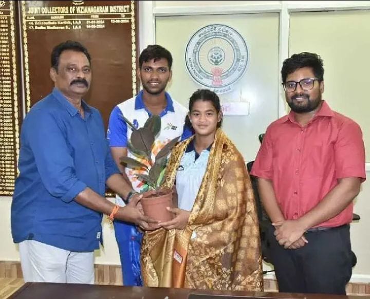క్రీడాకారిణిని అభినందించిన జేసీ