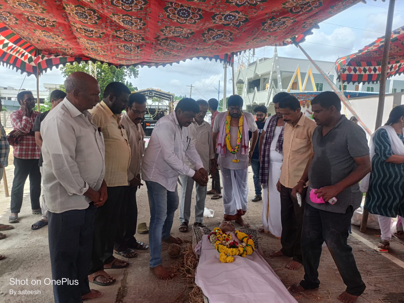 మేడపల్లి లక్ష్మీనారాయణ పార్థీవ దేహానికి నివాళులర్పిస్తున్న