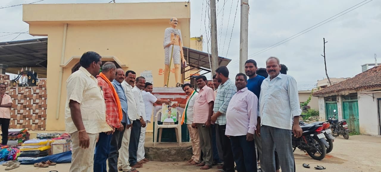 పెంట లింబాద్రి ఆధ్వర్యంలో సీఎం రేవంత్ రెడ్డికి పాలాభిషేకం
