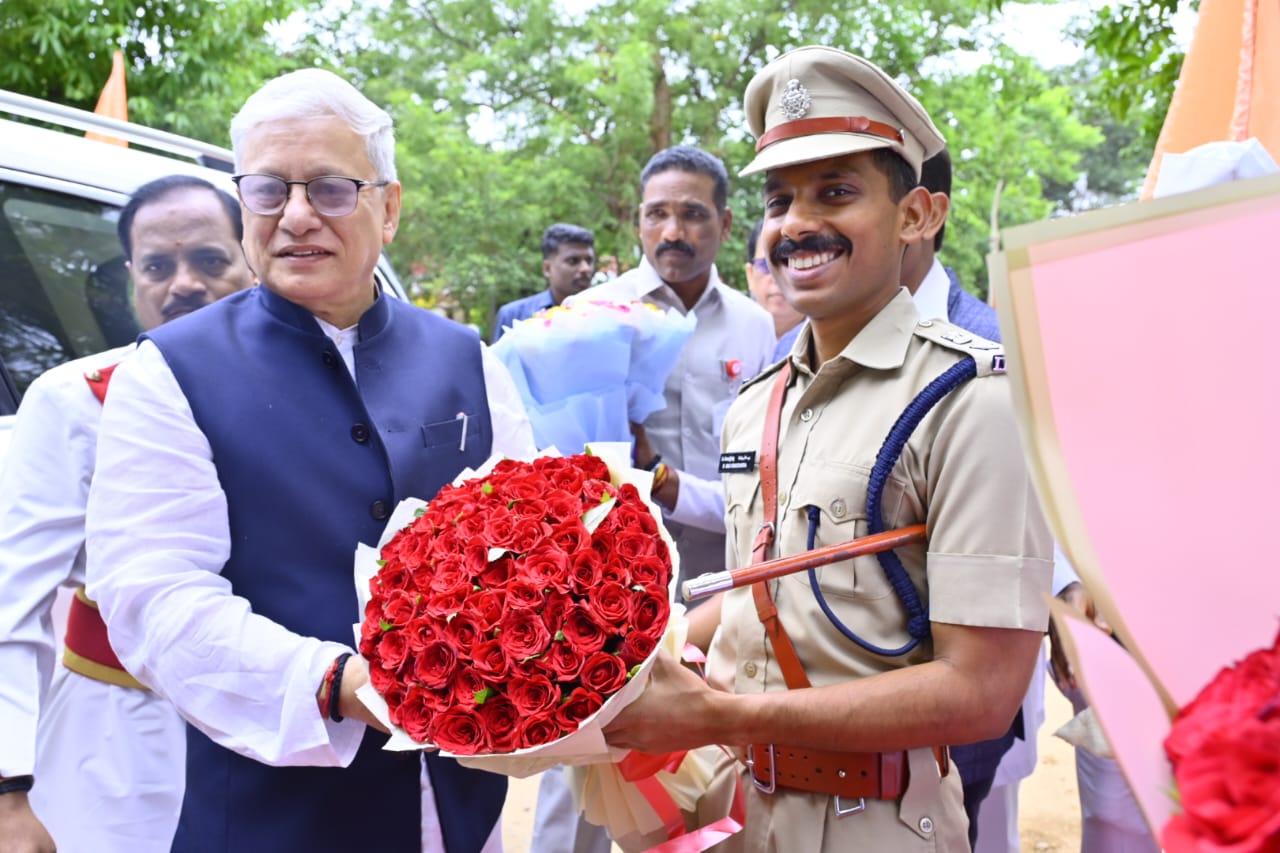 గవర్నర్ ను కలిసిన కమిషనర్..!