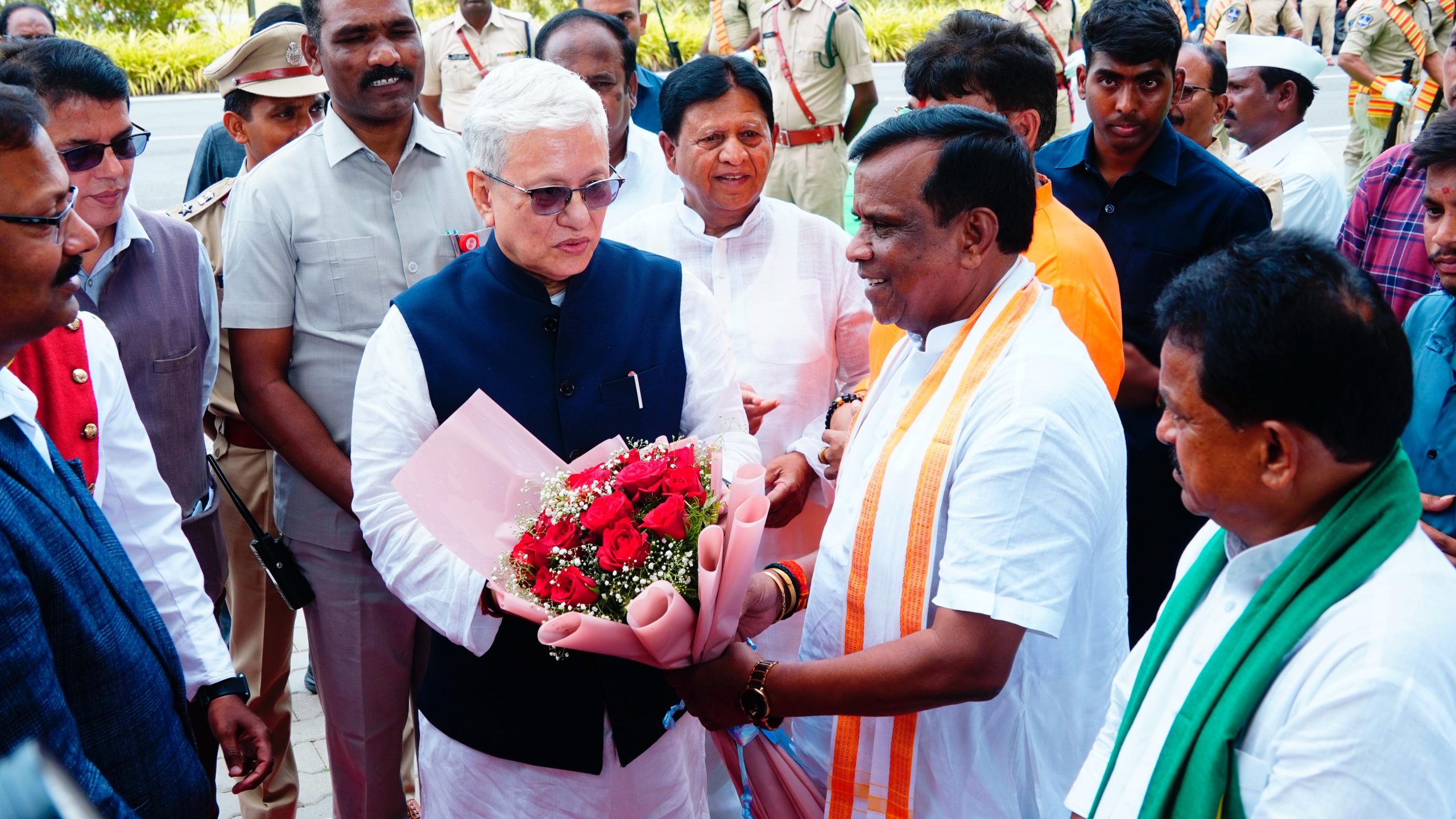 గవర్నర్ కి ఘన స్వాగతం పలికిన – అర్బన్ ఎమ్మెల్యే ధన్ పాల్..!