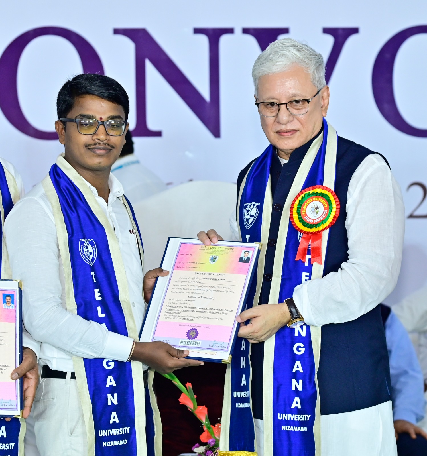 తుంగూర్ వాసికి రాష్ట్ర గవర్నర్ నుండి డాక్టరేట్ డిగ్రీ ప్రధానం