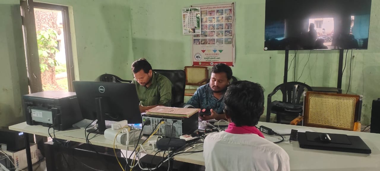రైతువేదిక కార్యాలయంలో ఏవోఓ అధికారుల ఇష్టారాజ్యం
