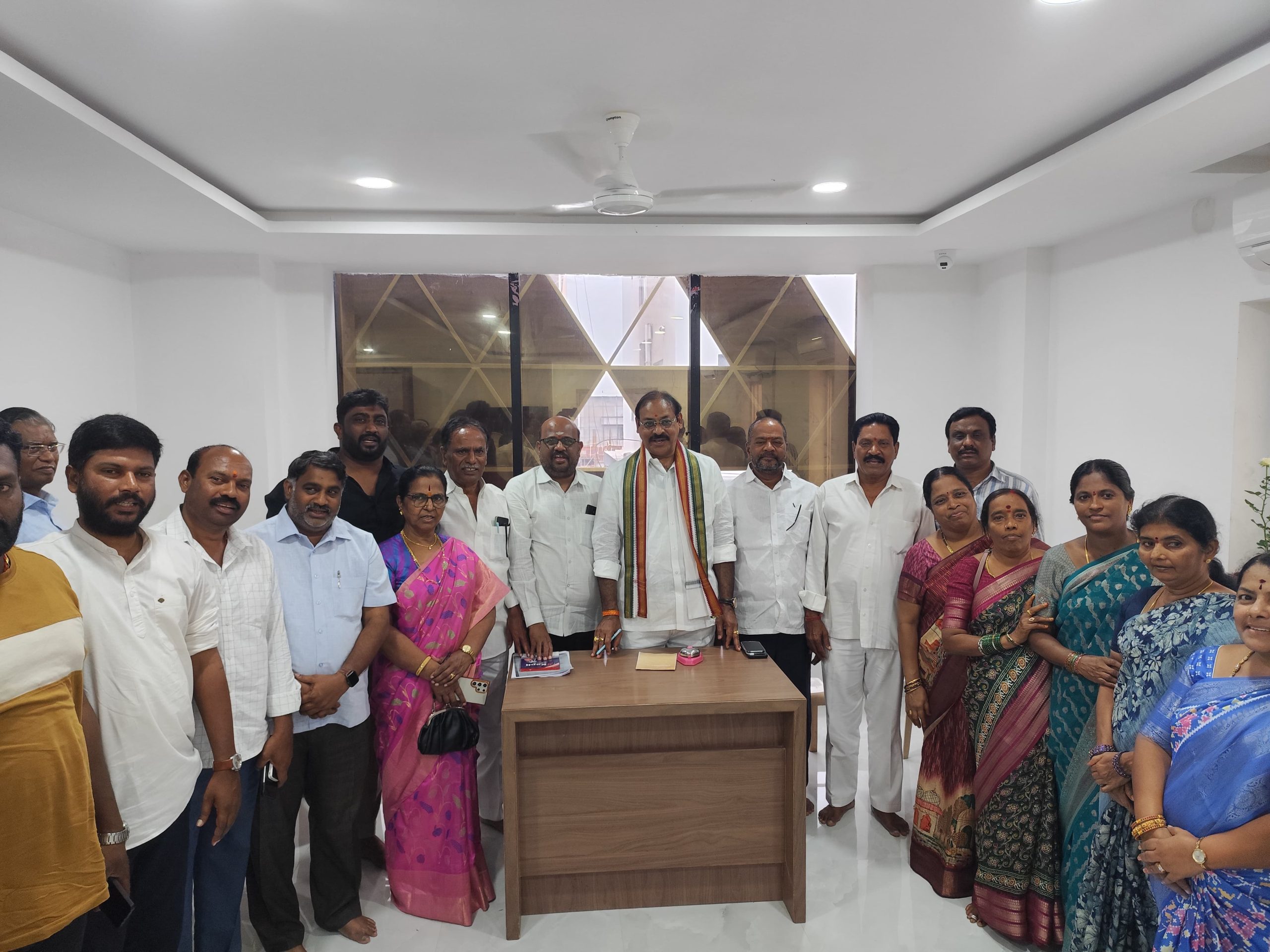తెలంగాణ రాష్ట్ర ముఖ్యమంత్రి పేద ప్రజలందరికీ సన్న బియ్యం పంపిణీ చేస్తున్నారు. బండి రమేష్
