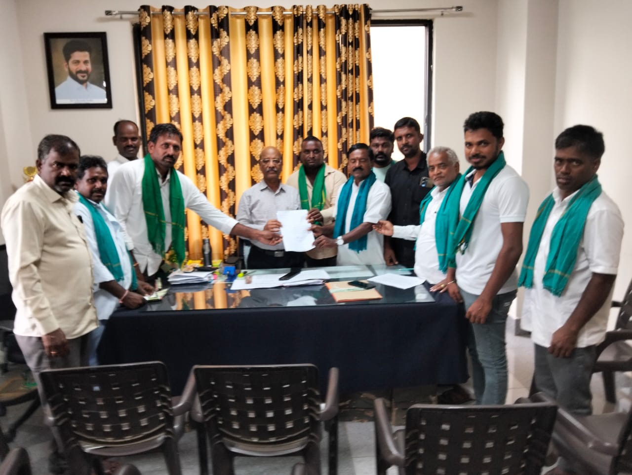 జిల్లా వ్యవసాయ అధికారిని కలిసిన సిరికొండ బిజెపి నాయకులు..!