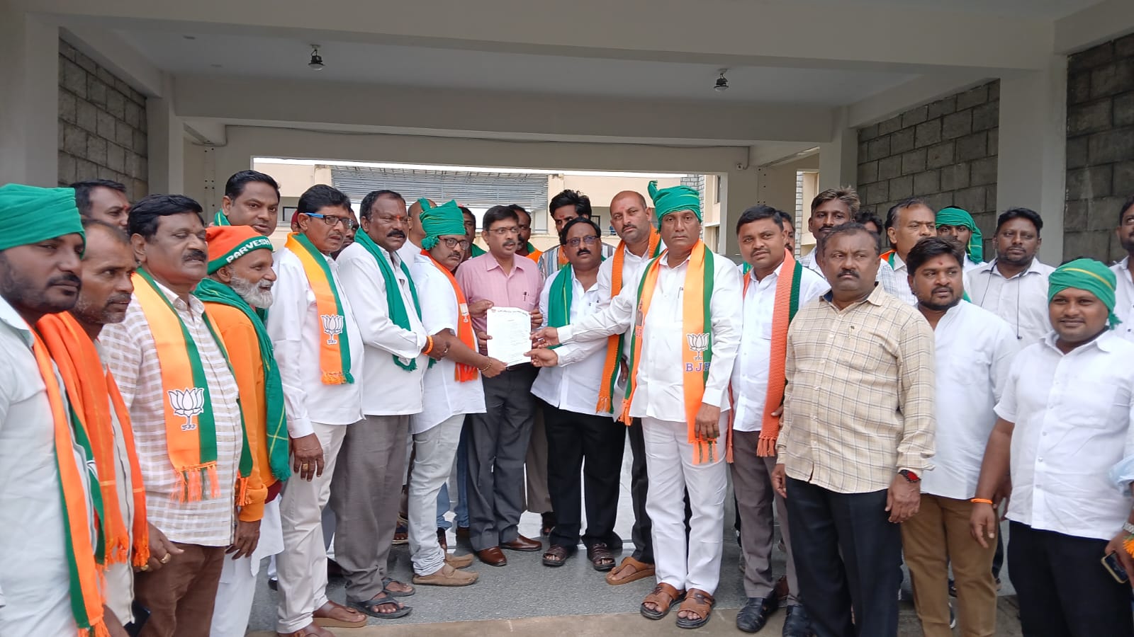 కాంగ్రెస్ పార్టీ రైతులకు చేసిన మోసపూరిత హామీలపై జిల్లా కిసాన్ మోర్చా పర్యవేక్షణలో ఏ ఓ రామకృష్ణ కి వినతి పత్రం ఇచ్చిన భారతీయ జనతా పార్టీ నాయకులు.