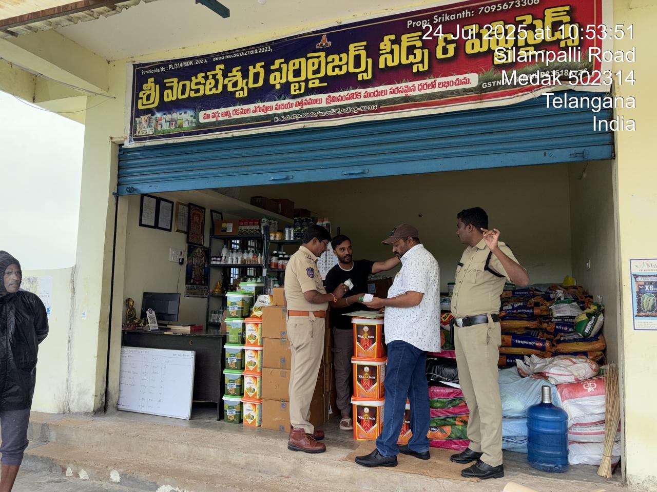 ఫర్టిలైజర్ షాపులను తనిఖీ చేసిన వ్యవసాయ అధికారి రాజశేఖర్ గౌడ్