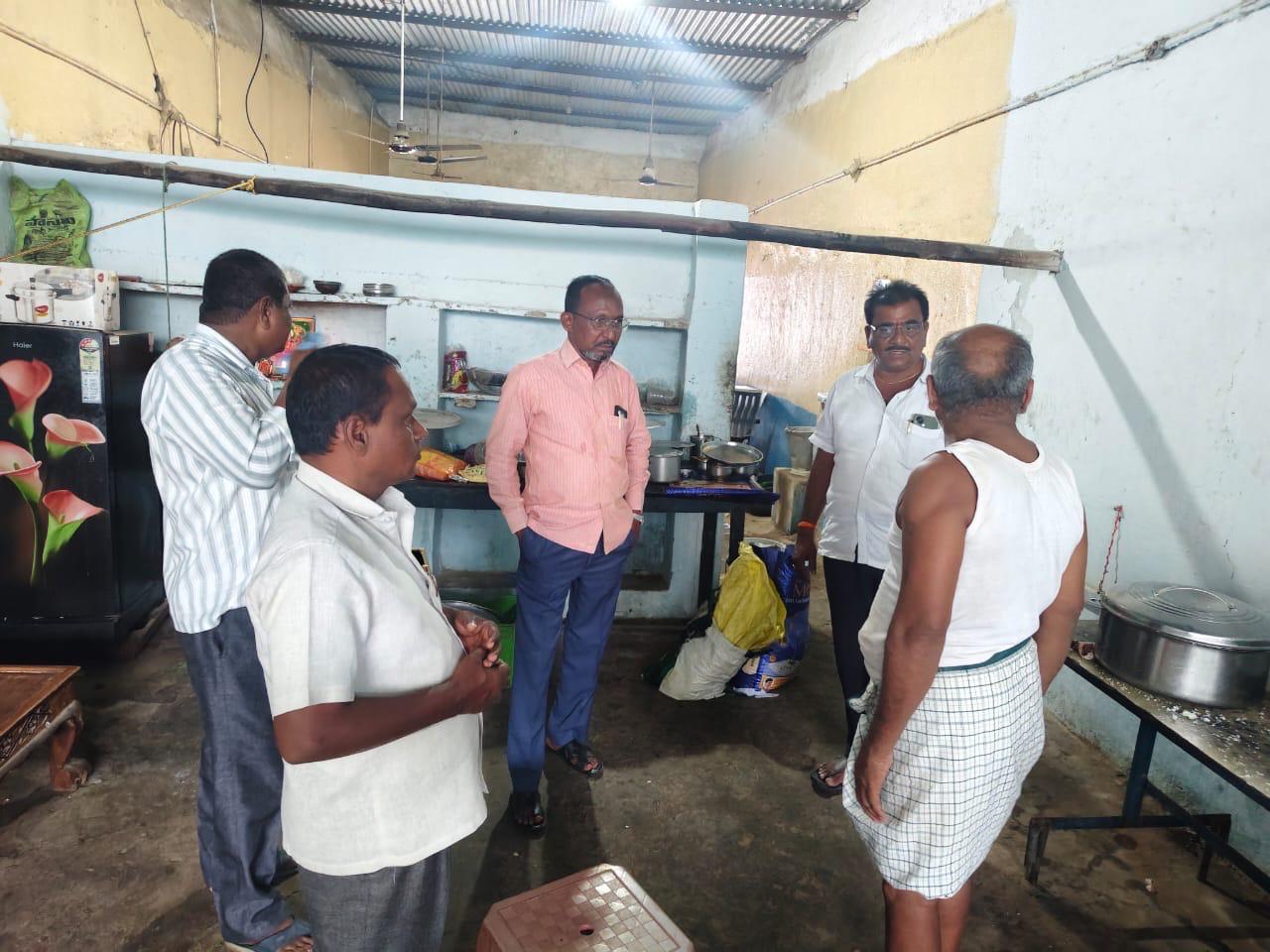 పలు హోటల్లు బేకరీలు పాస్పోర్ట్ సెంటర్లపై తనిఖీ చేసిన మున్సిపల్ కమిషనర్