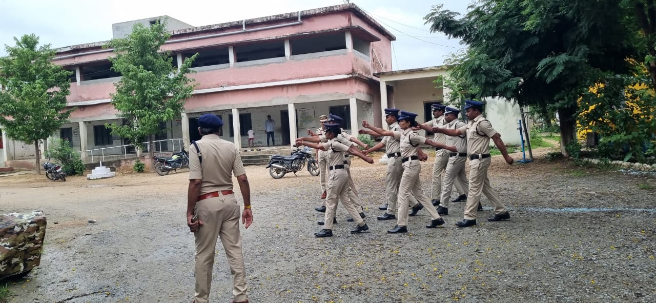ఏర్గట్ల పోలీస్ స్టేషన్ ఆకస్మికంగా తనిఖీ చేసిన-ఆర్మూర్ ఏ సి పి వెంకటేశ్వర్ రెడ్డి