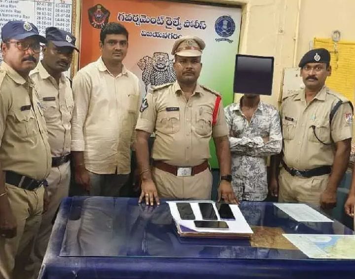 విజయనగరం రైల్వే స్టేషన్లో సెల్‌ఫోన్ల దొంగ అరెస్ట్‌