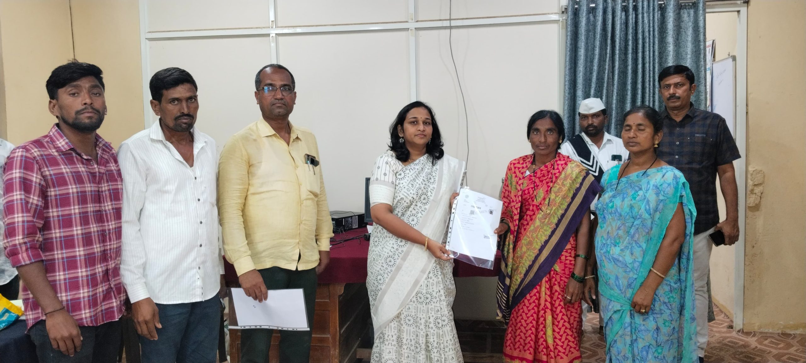సబ్ కలెక్టర్ చేతుల మీదుగా భూ భారతి పట్టా అందజేత