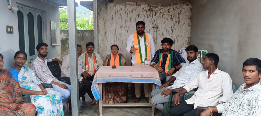 స్ధానిక ఎన్నికల బరిలో బీజేపీ అభ్యర్థులు
