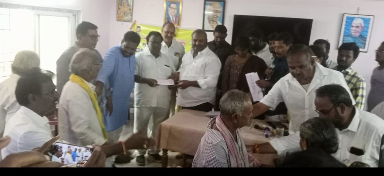 టిడిఆర్ లబ్ధిదారులకు చెక్కులు పంపిణీ చేస్తున్న -ఎమ్మెల్యే సుందరపు