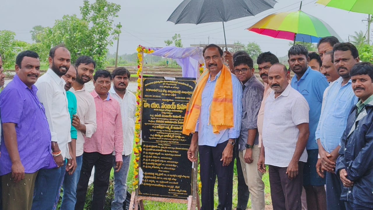 బీరు పూర్ మండలం లో నూతన తెల్ల రేషన్ కార్డులు పంపిణీ చేసిన ఎమ్మెల్యే డాక్టర్ సంజయ్ కుమార్