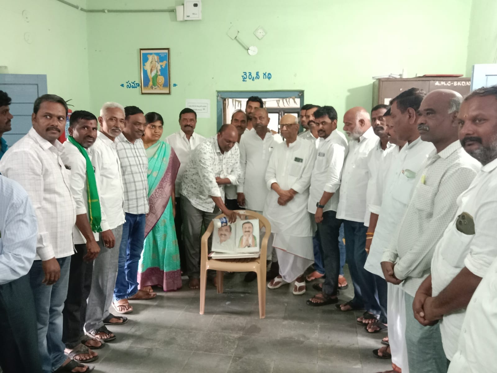 బిచ్కుంద ఏఎంసి అభివృద్ధికి రూపాయలు ఒక కోటి 12 లక్షలు మంజూరు కావడంతో మంత్రికి ఎమ్మెల్యేకు పాలాభిషేకం